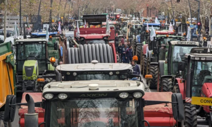 rotesty farmárov už aj vo Francúzsku, foto: Getty